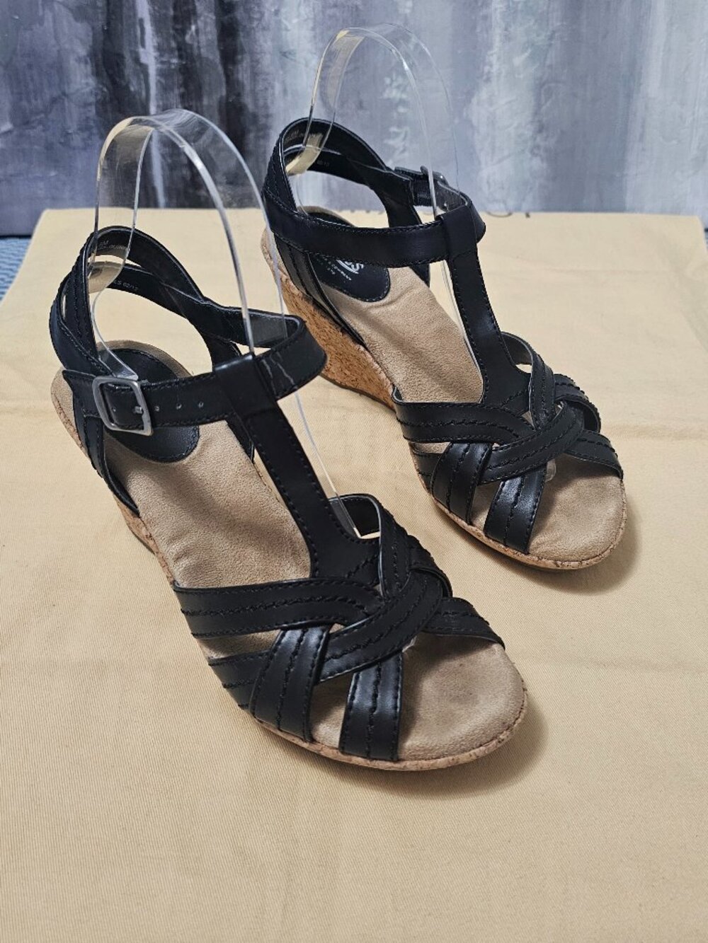 G.H. Bass & Co. Women's Black Leather Strappy Cork Wedge Sandals Shoes - Size 6 - Picture 2 of 7